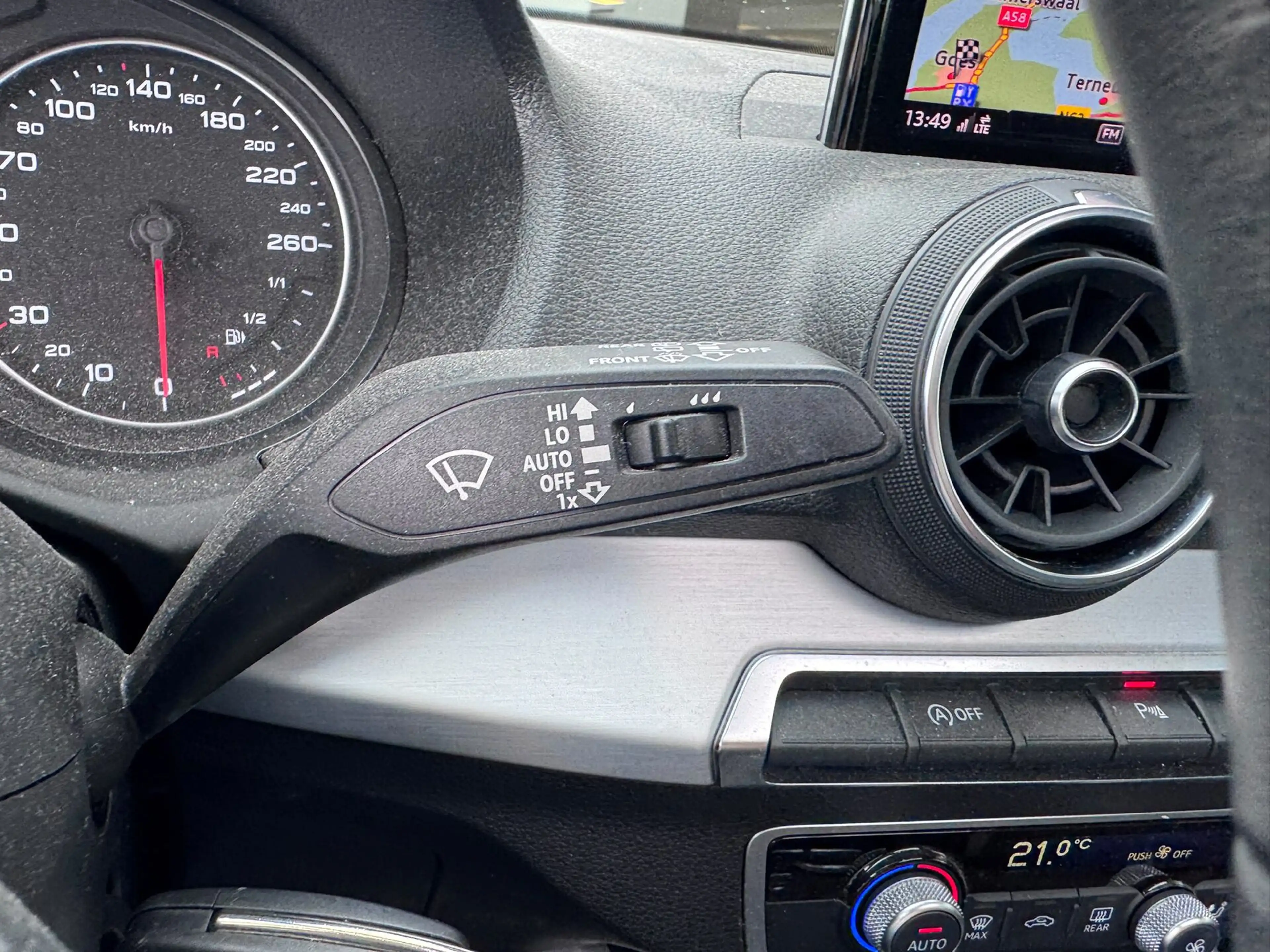 Audi Q2 30 TFSI Sport — photo 14