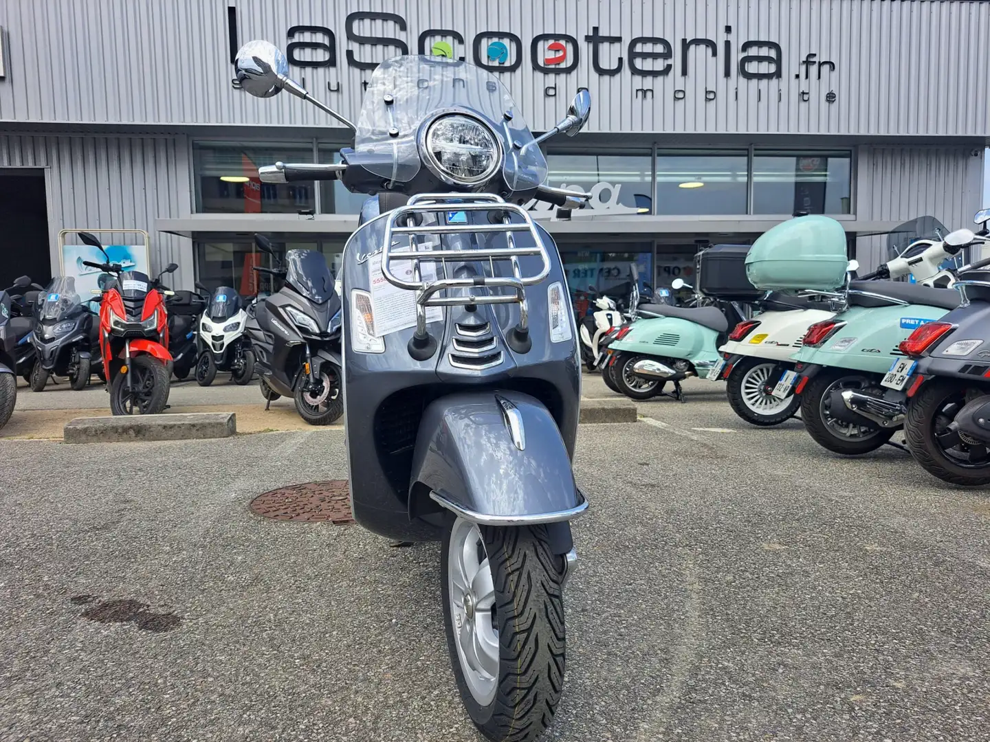 Vespa GTS 300 Grey - 2