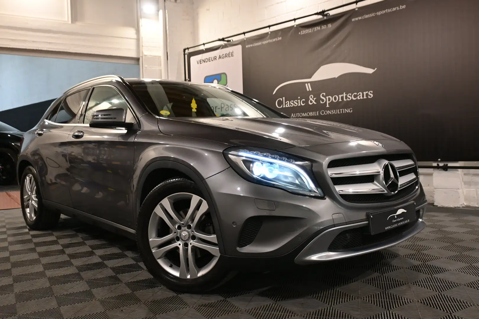 Mercedes-Benz GLA 220 GLA 220 d 4-Matic / AUTO / XENON / CAMERA !! Grijs - 2