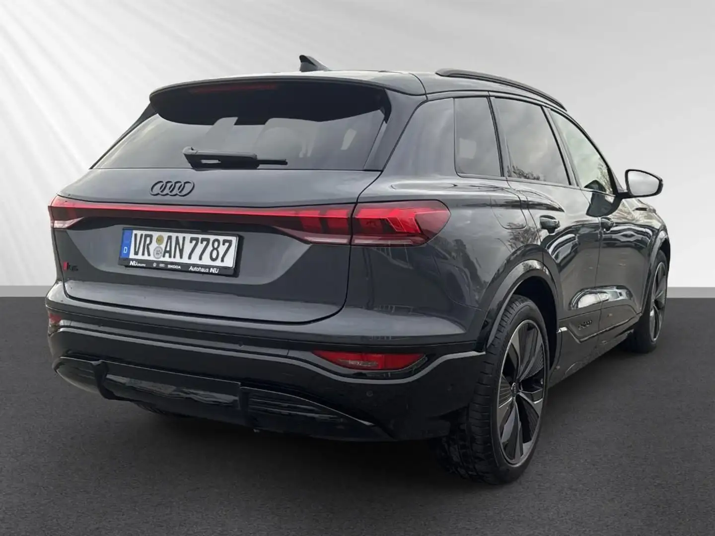 Audi Q6 e-tron quattro Ed. One Luftfahrwerk Tech Pro Grau - 2