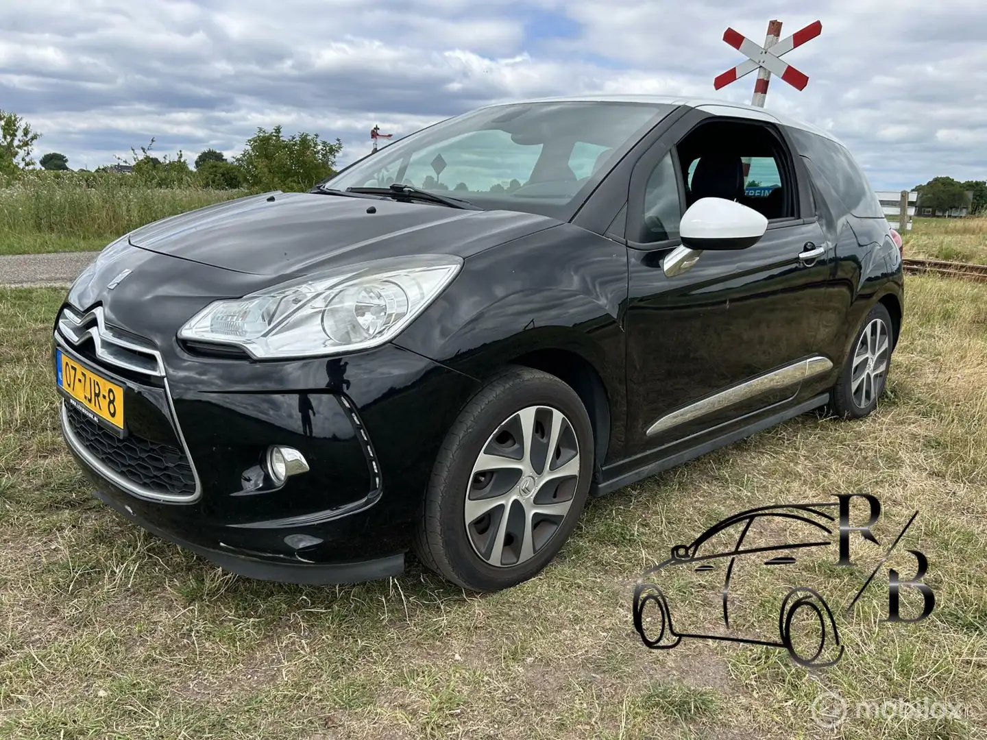 Citroen DS3 1.2 VTi Chic AIRCO NAVI CRUISE APK LEES TEKST Zwart - 1