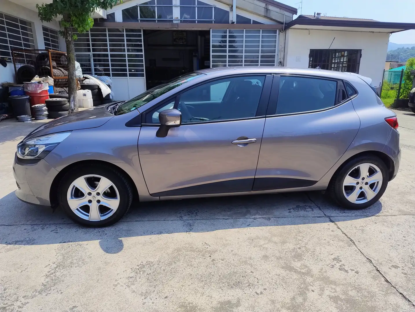 Renault Clio Clio 5p 1.5 dci Costume National 75cv Gris - 2
