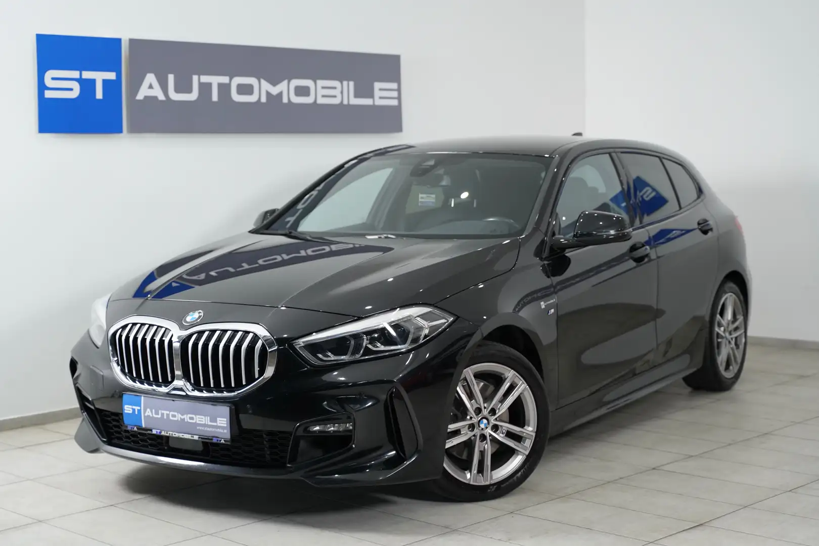 BMW 118 i M-Paket Aut. // 1.BESITZ // LEDER // SHZ // Schwarz - 1