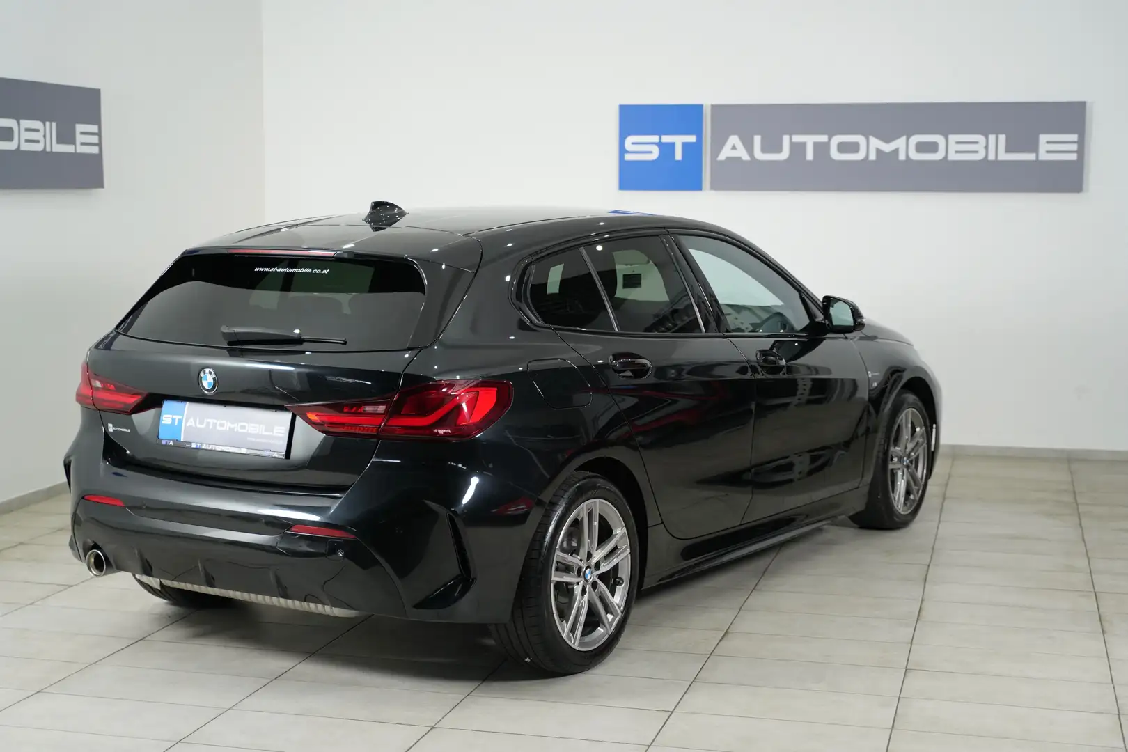 BMW 118 i M-Paket Aut. // 1.BESITZ // LEDER // SHZ // Schwarz - 2