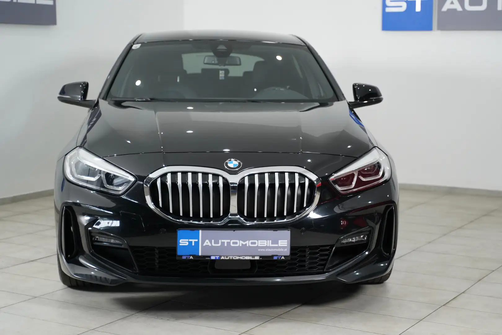 BMW 118 i M-Paket Aut. // 1.BESITZ // LEDER // SHZ // Schwarz - 2