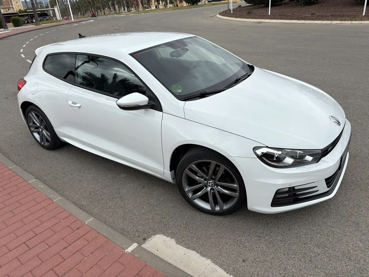 Volkswagen Scirocco 2.0 TDI R-Line (Blue Motion Technologie) - 2