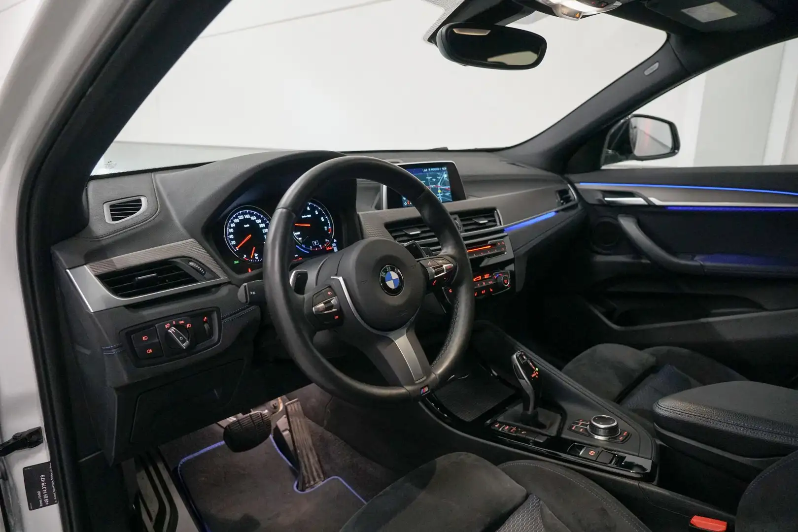 BMW X2 sDrive20i M-Sport | Panoramadak | Trekhaak | Camer Wit - 2