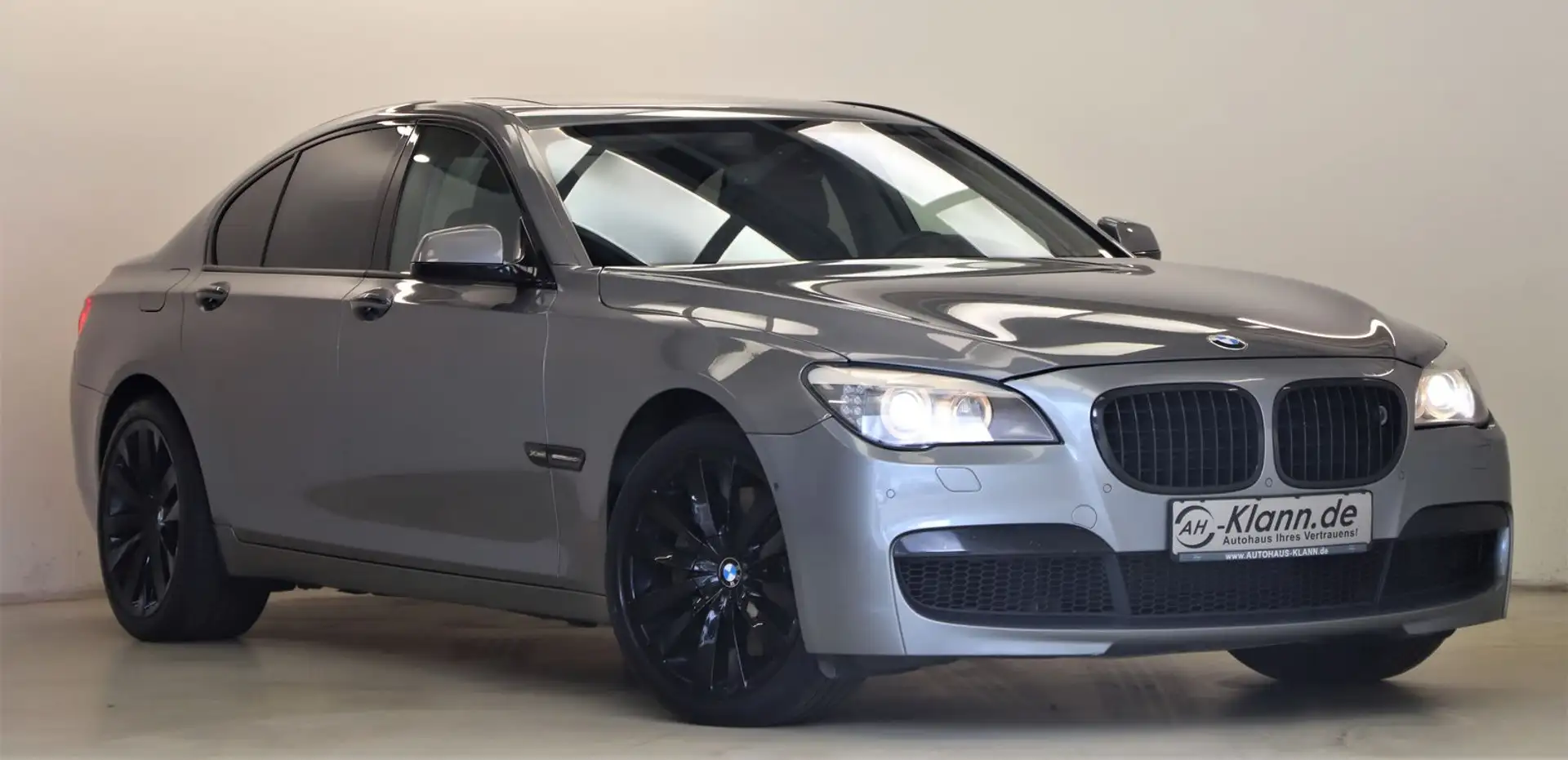 BMW 750 i 408PS xDrive Soft Standheiz 4xSHZ HUD M Pa. Grau - 1