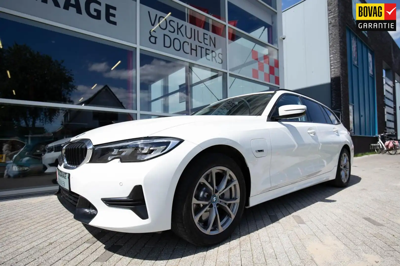 BMW 330 3-serie Touring 330e xDrive Sportline | Shadow Lin Wit - 1