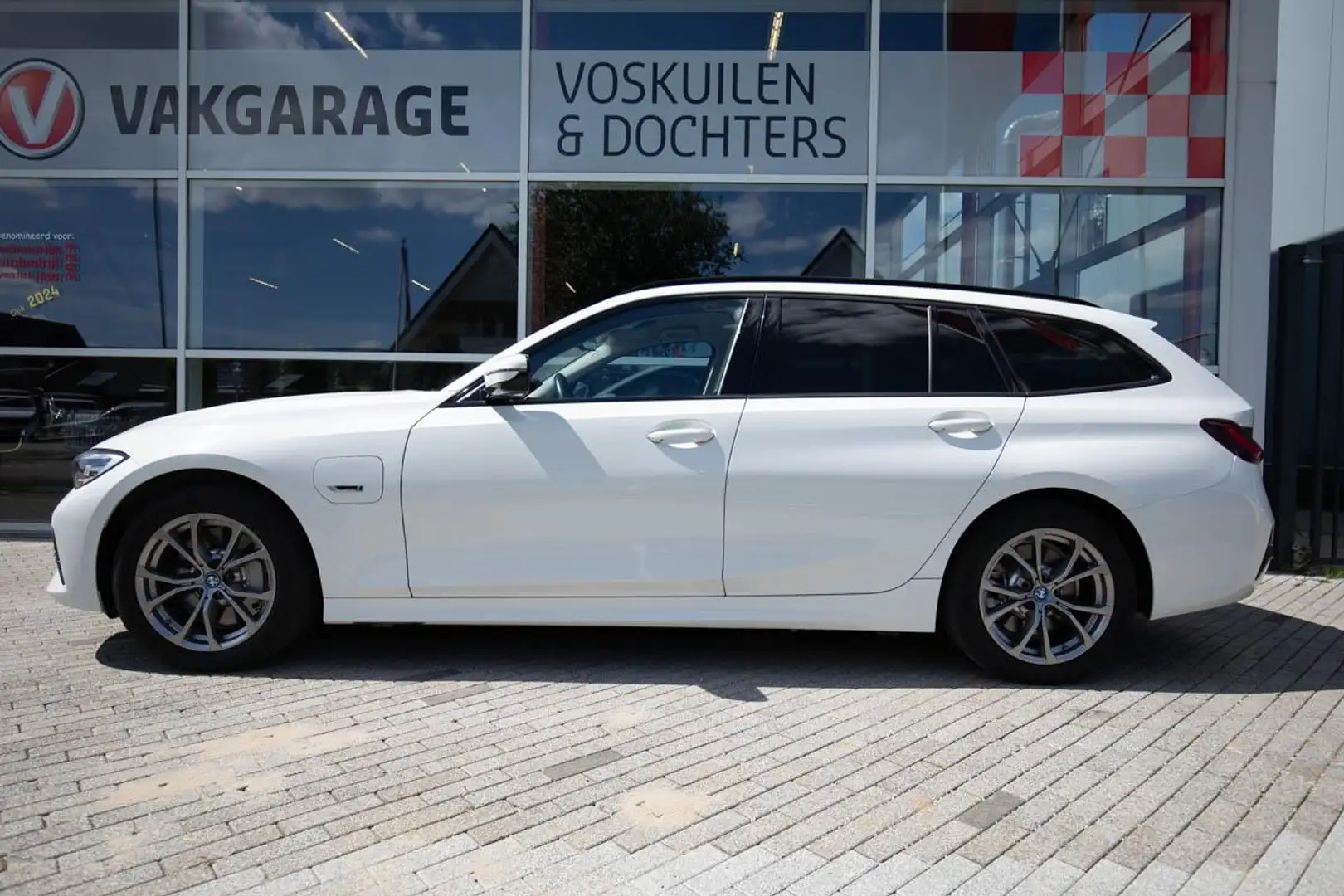 BMW 330 3-serie Touring 330e xDrive Sportline | Shadow Lin Wit - 2
