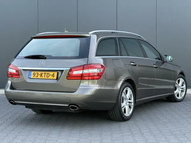 Mercedes-Benz E-Class view 4