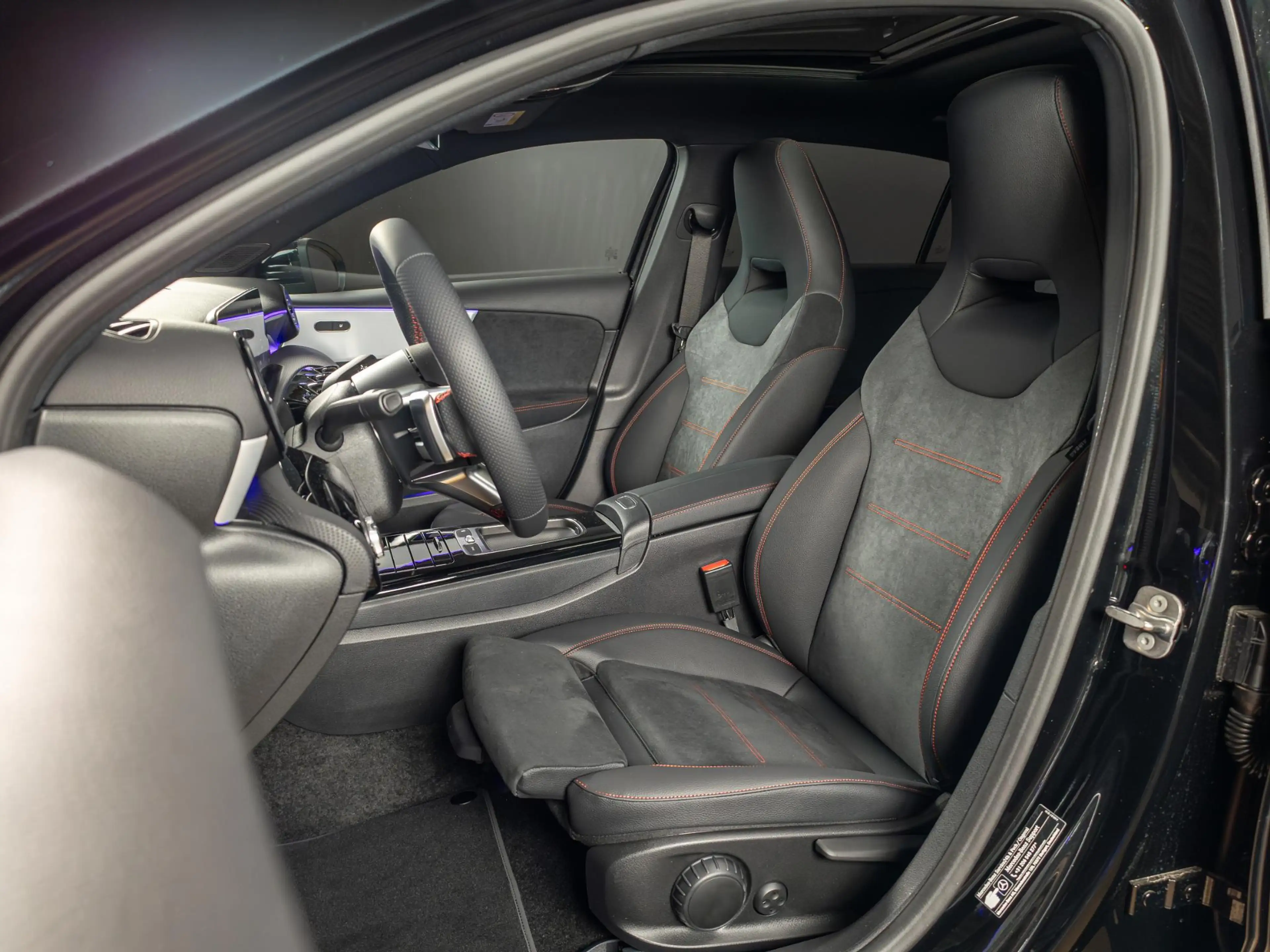 Mercedes-Benz A 250 Hatchback e Business Solution AMG | Panorama dak — photo 9