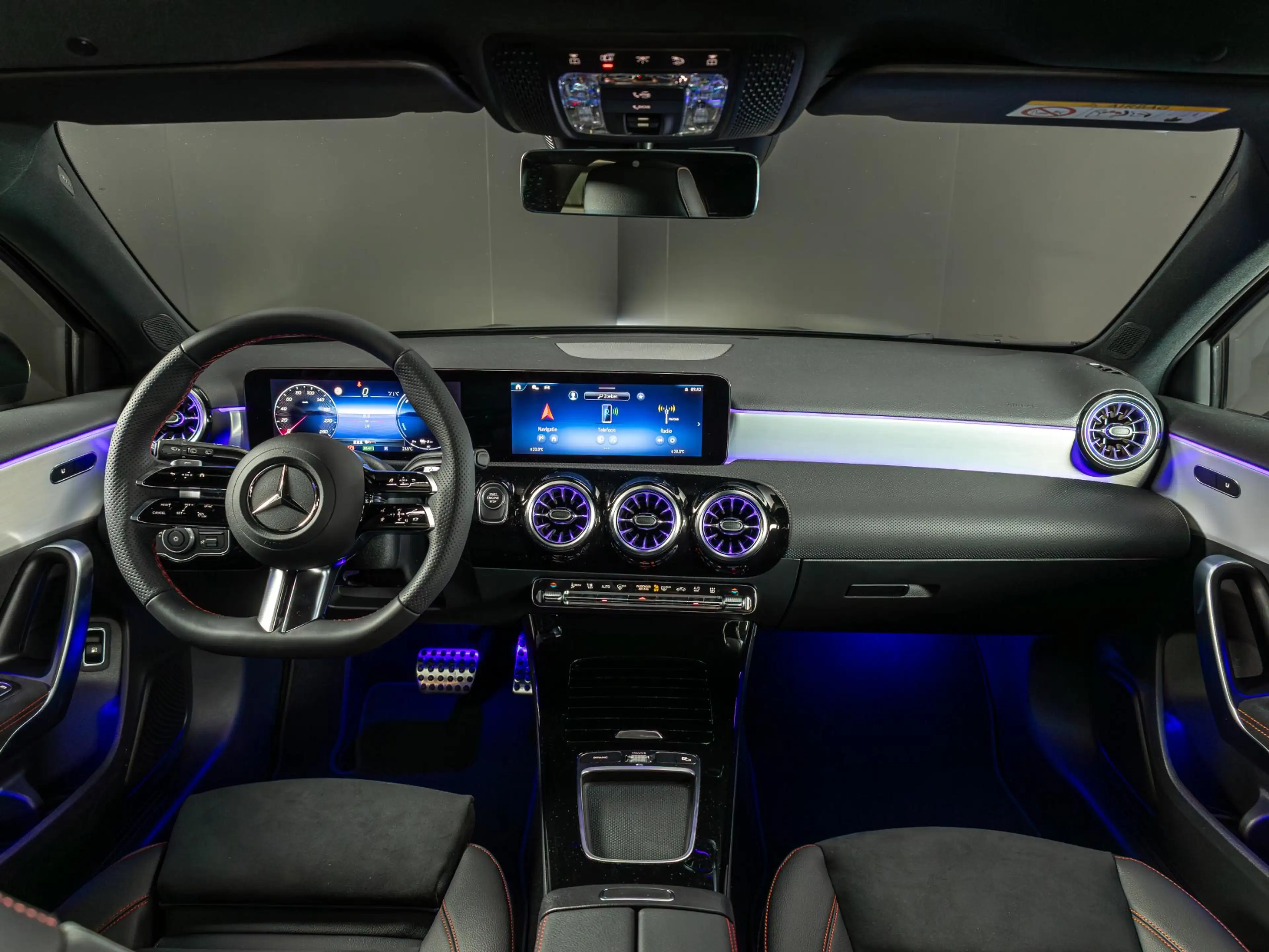 Mercedes-Benz A 250 Hatchback e Business Solution AMG | Panorama dak — photo 11