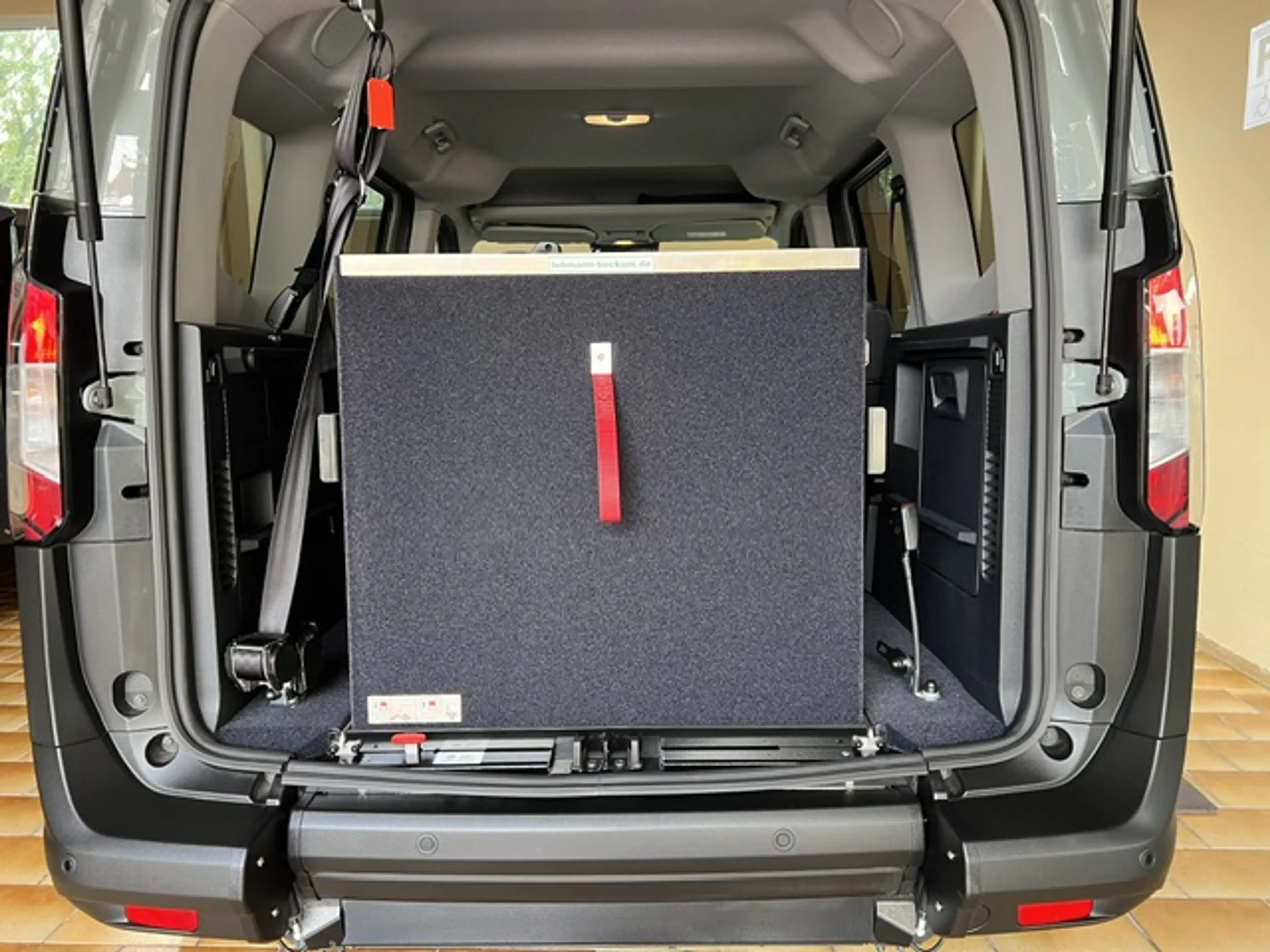 Ford Tourneo Courier Titanium Autom. Rollstuhlrampe Heckausschnitt Navi Kam LED 17" Allwetter Sitzhzg *SOFORT verfügbar — photo 10