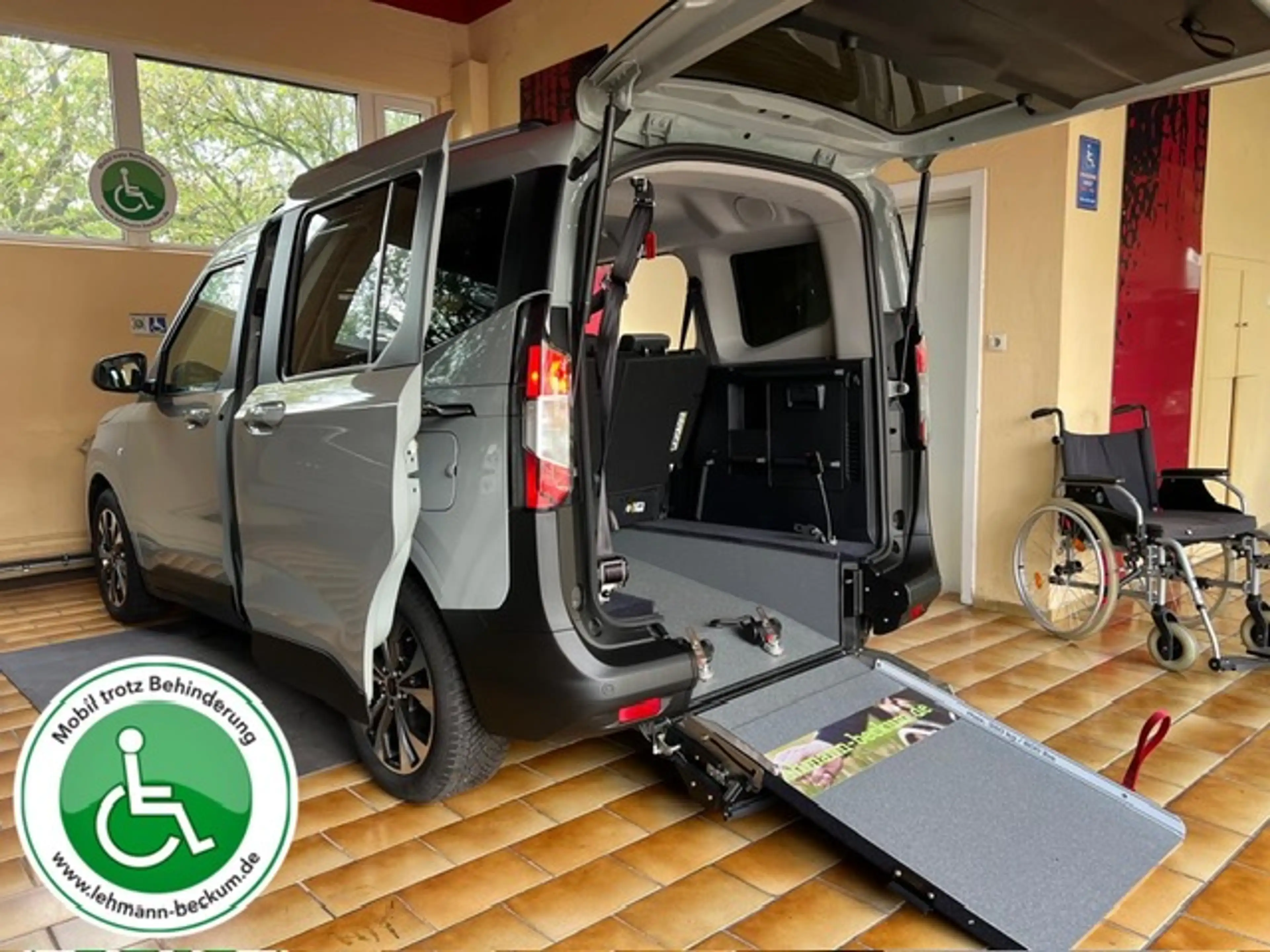 Ford Tourneo Courier Titanium Autom. Rollstuhlrampe Heckausschnitt Navi Kam LED 17" Allwetter Sitzhzg *SOFORT verfügbar