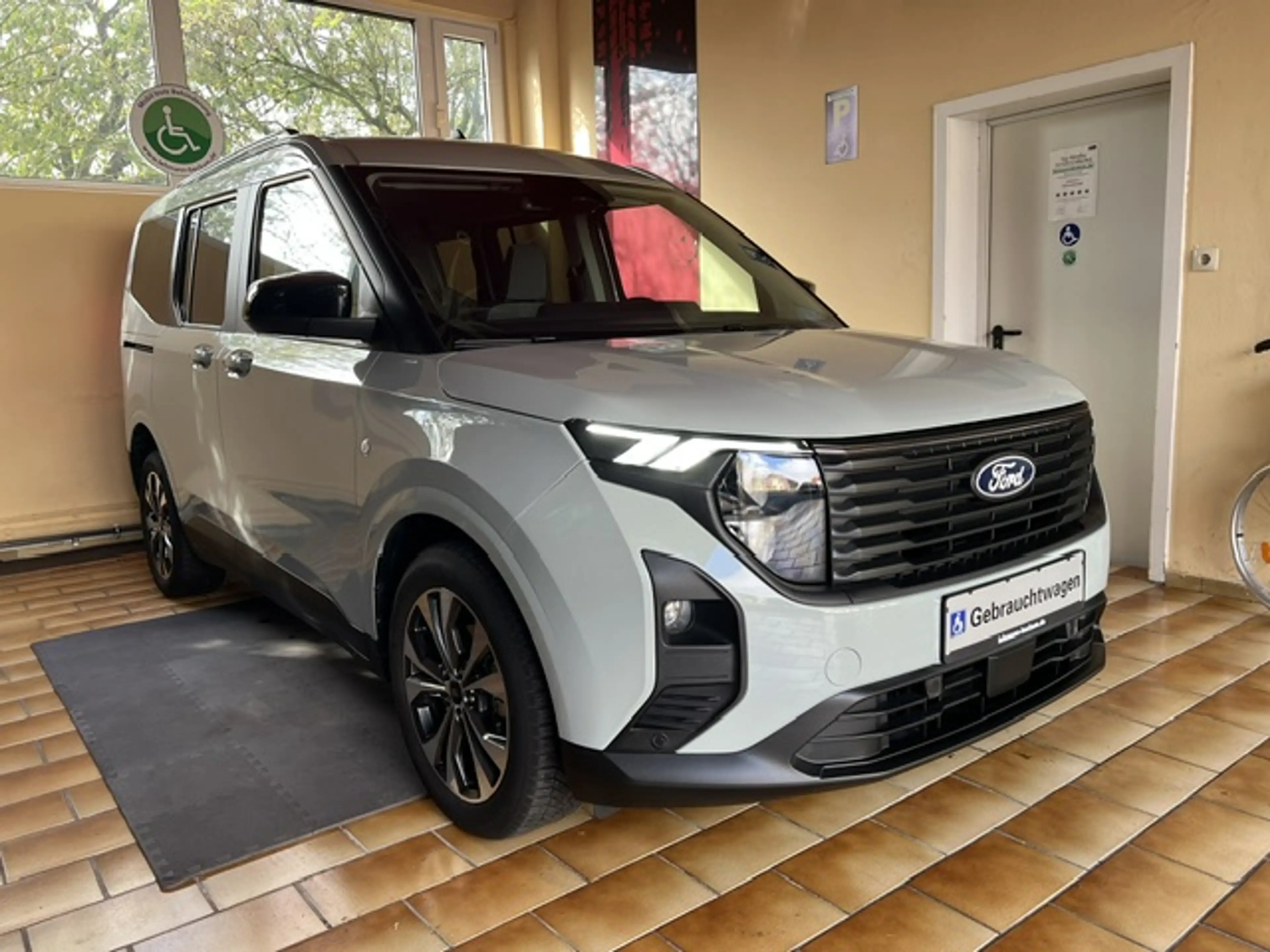 Ford Tourneo Courier Titanium Autom. Rollstuhlrampe Heckausschnitt Navi Kam LED 17" Allwetter Sitzhzg *SOFORT verfügbar — photo 5