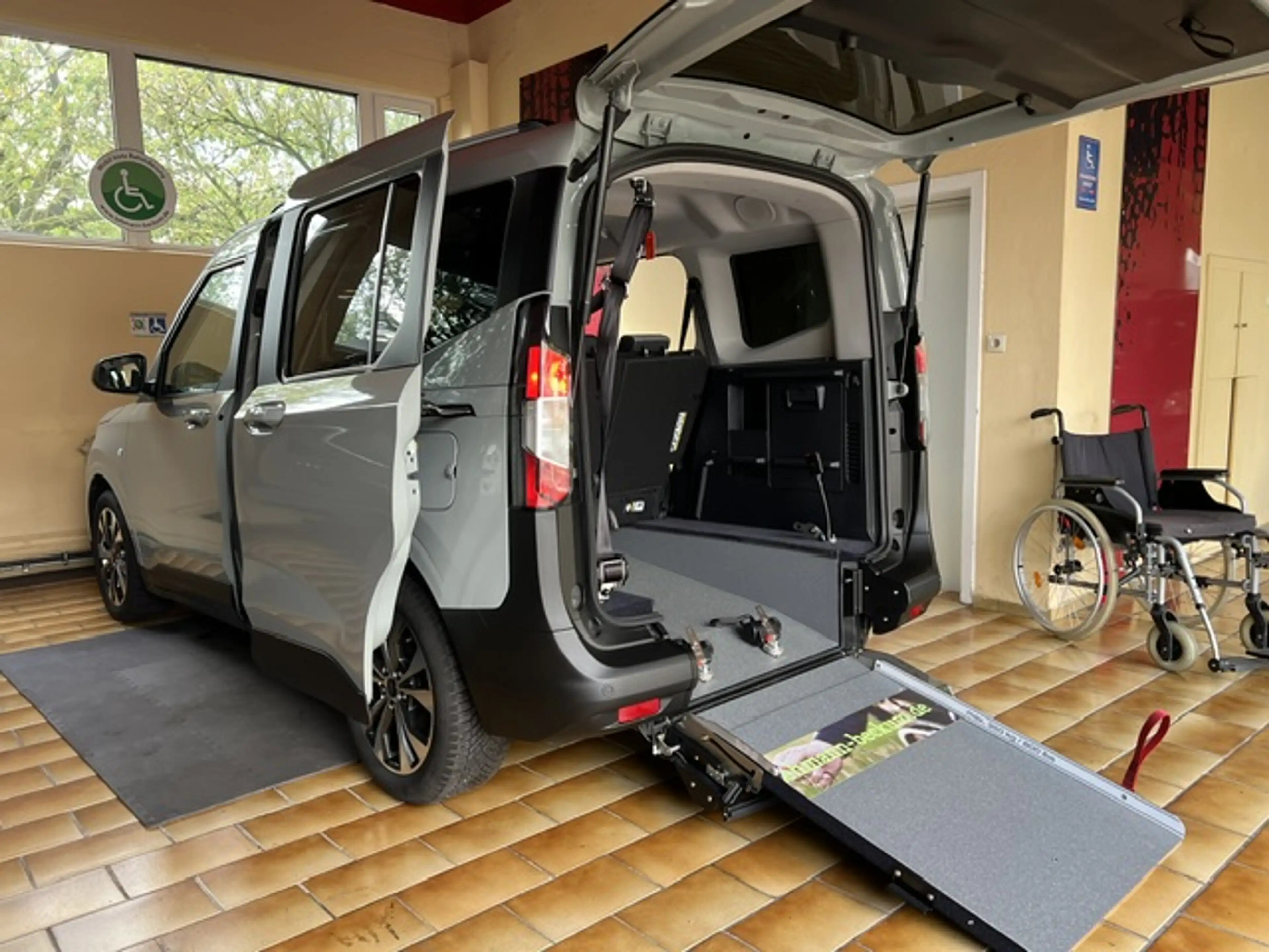 Ford Tourneo Courier Titanium Autom. Rollstuhlrampe Heckausschnitt Navi Kam LED 17" Allwetter Sitzhzg *SOFORT verfügbar — photo 8