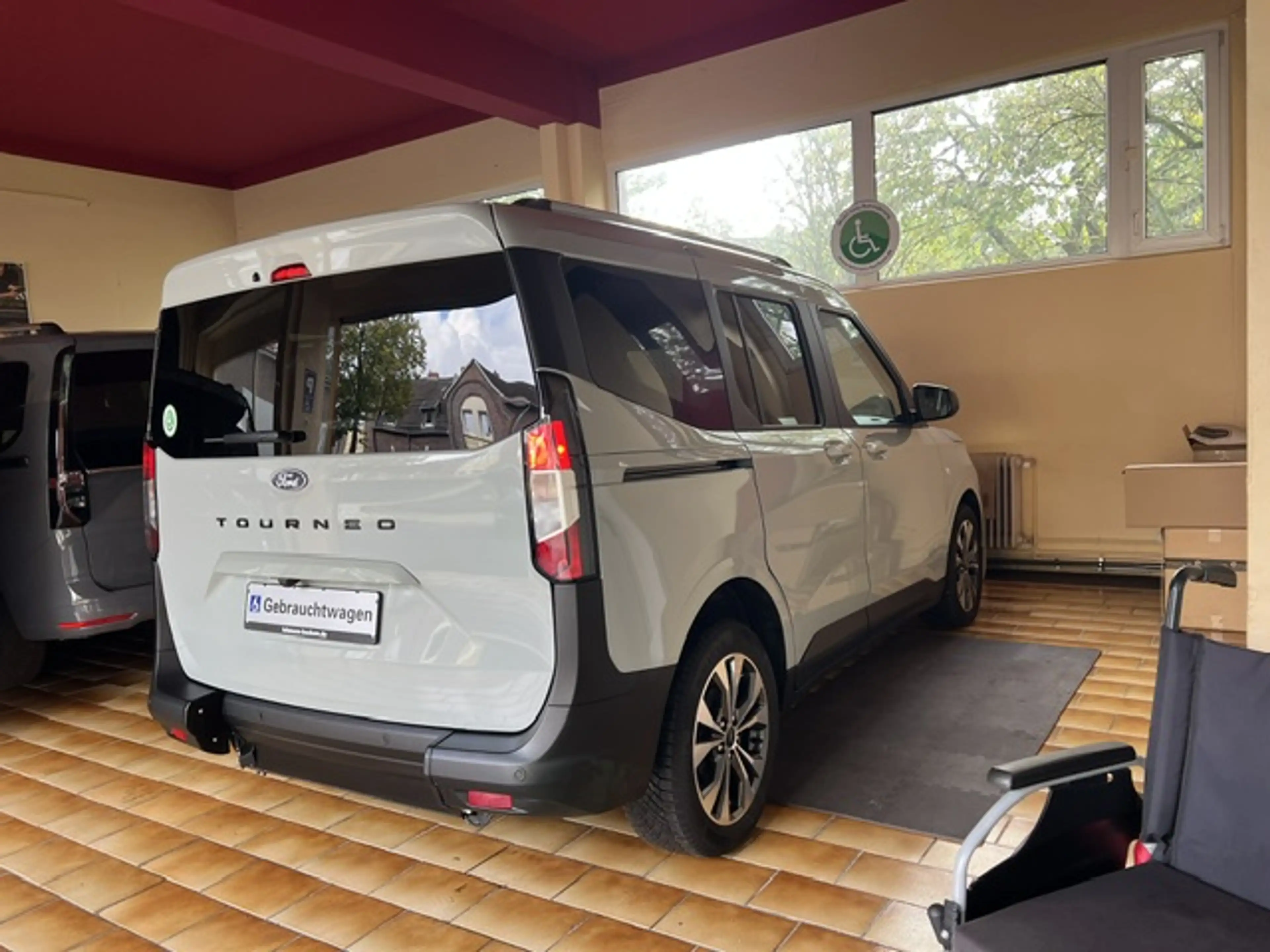 Ford Tourneo Courier Titanium Autom. Rollstuhlrampe Heckausschnitt Navi Kam LED 17" Allwetter Sitzhzg *SOFORT verfügbar — photo 6