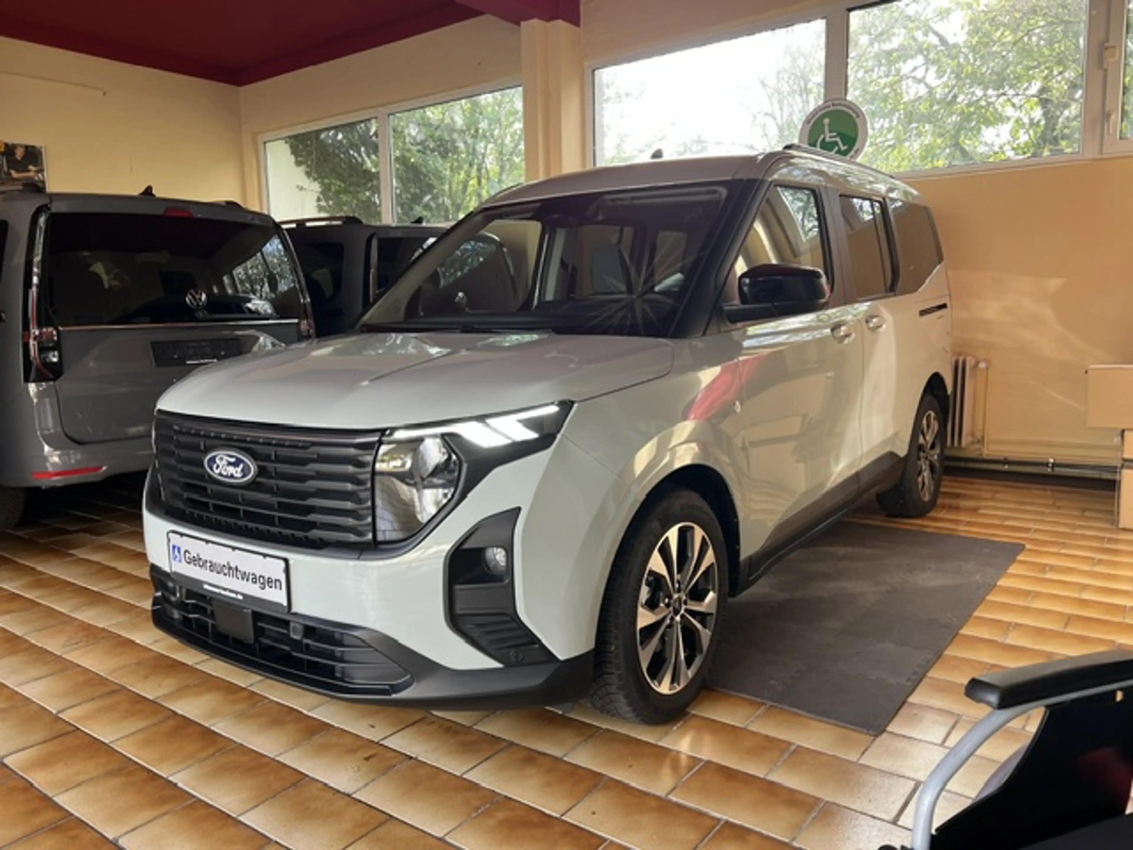 Ford Tourneo Courier Titanium Autom. Rollstuhlrampe Heckausschnitt Navi Kam LED 17" Allwetter Sitzhzg *SOFORT verfügbar — photo 4