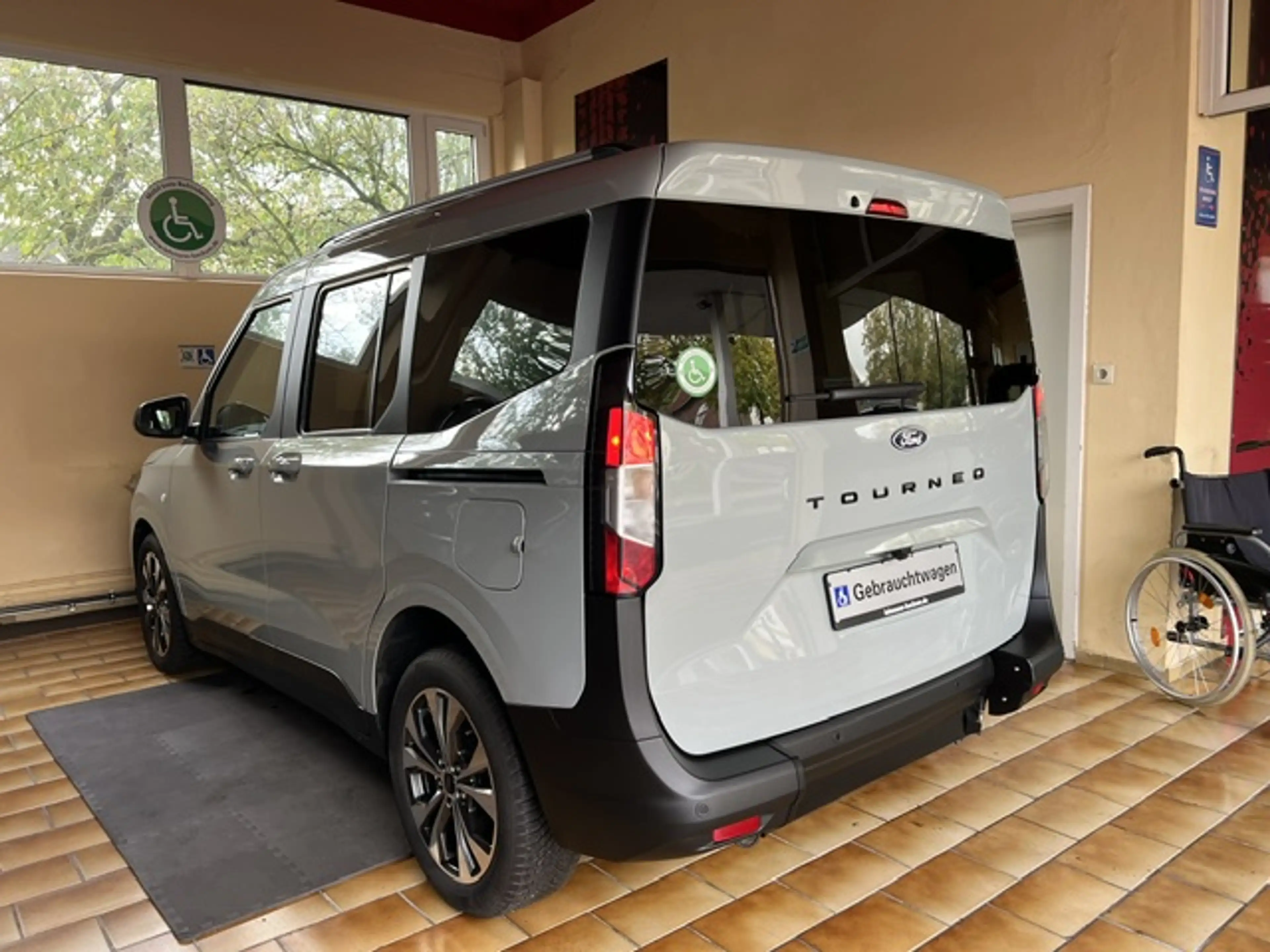 Ford Tourneo Courier Titanium Autom. Rollstuhlrampe Heckausschnitt Navi Kam LED 17" Allwetter Sitzhzg *SOFORT verfügbar — photo 7