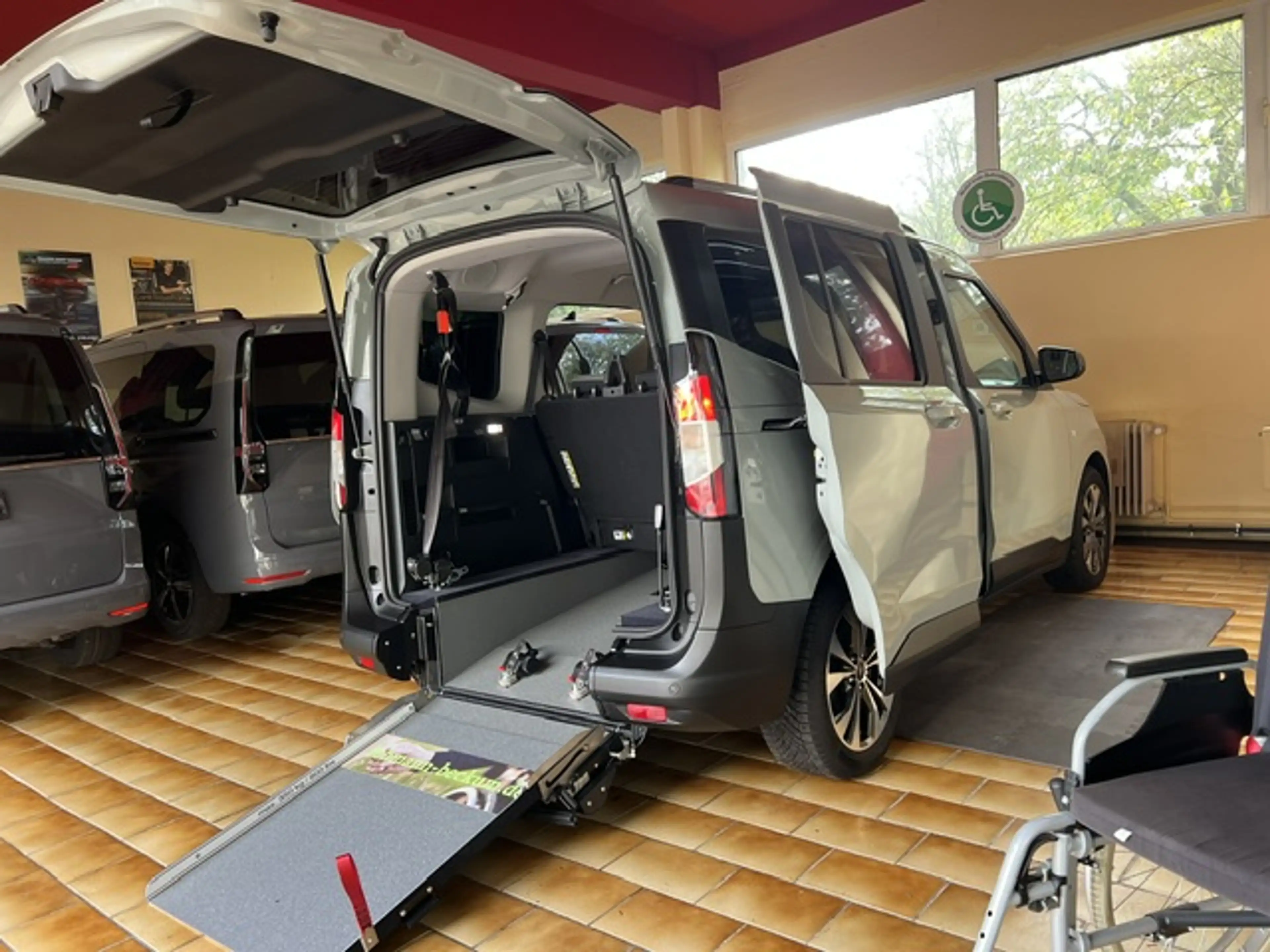 Ford Tourneo Courier Titanium Autom. Rollstuhlrampe Heckausschnitt Navi Kam LED 17" Allwetter Sitzhzg *SOFORT verfügbar — photo 3