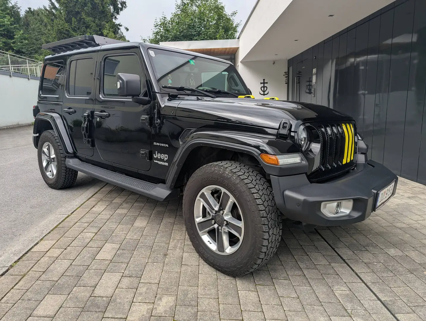 Jeep Wrangler Wrangler Unlimited Sahara 2,0 GME Aut. Unlimited Sahara Schwarz - 1