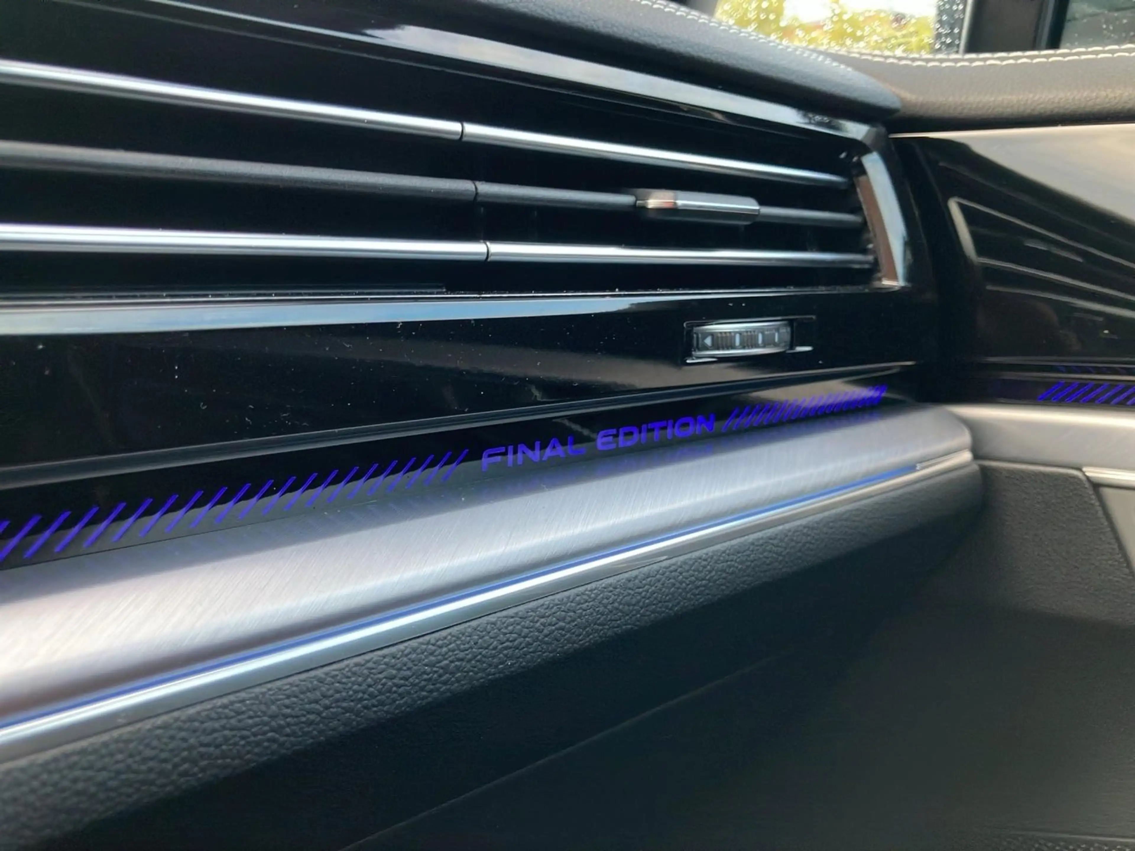 Volkswagen Touareg R-Line TDI 4M. Final Edition — photo 15