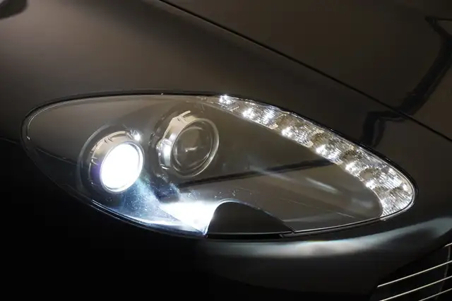 Aston Martin Vantage V12 Vantage Coupe Ansicht 5