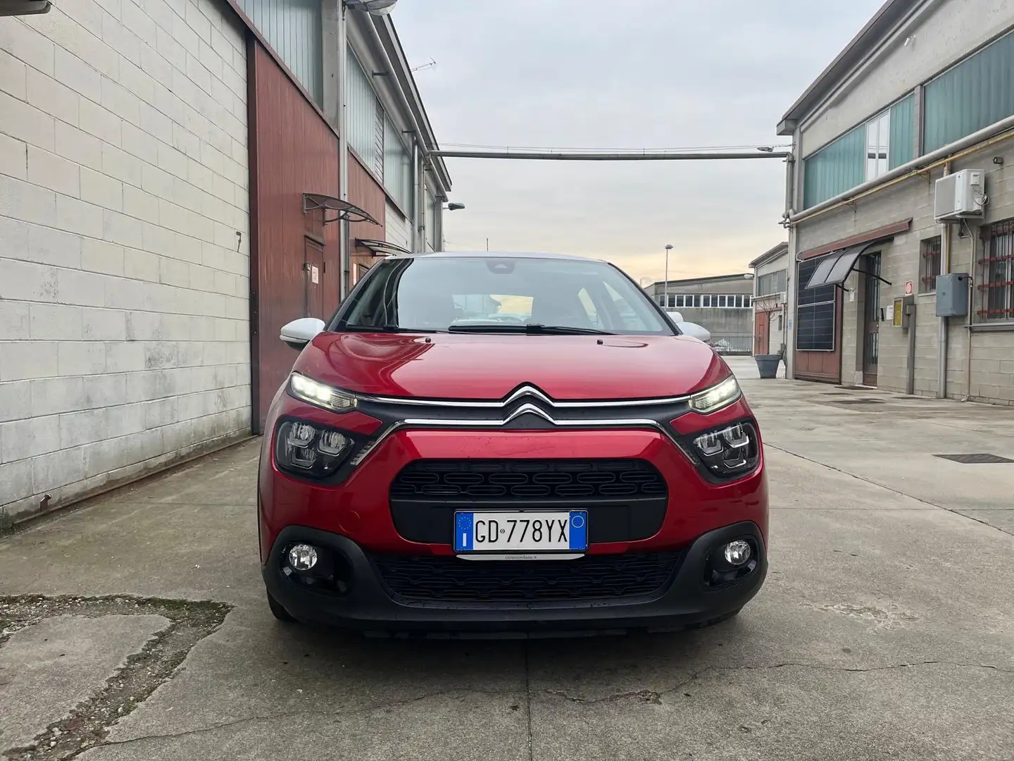 Citroen C3 C3 III 2017 1.2 puretech Shine s Rouge - 1