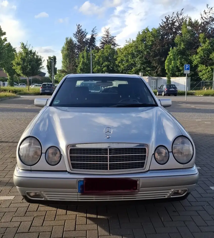 Mercedes-Benz E 200 Elegance, foto 1