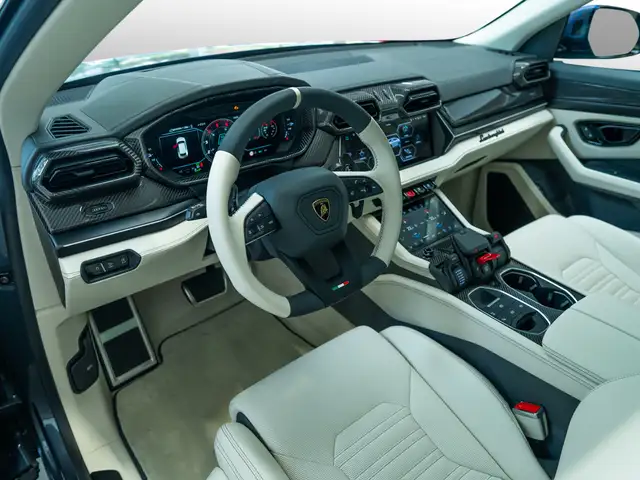 Lamborghini Urus view 7