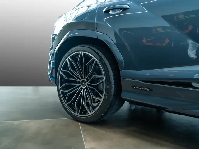 Lamborghini Urus view 12