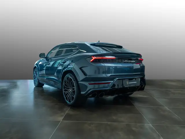 Lamborghini Urus view 3