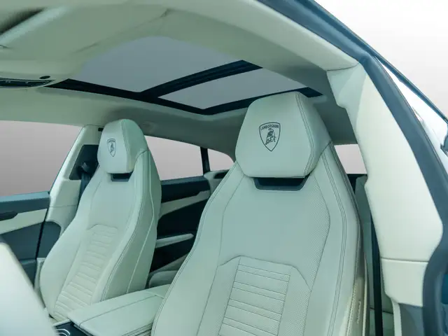 Lamborghini Urus view 8