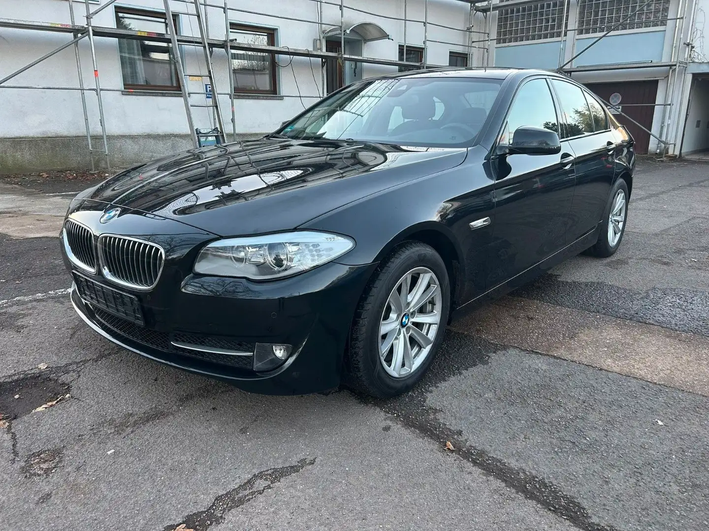 BMW 520 d   PDC + NAVI + BI-XEN + PANO Noir - 1