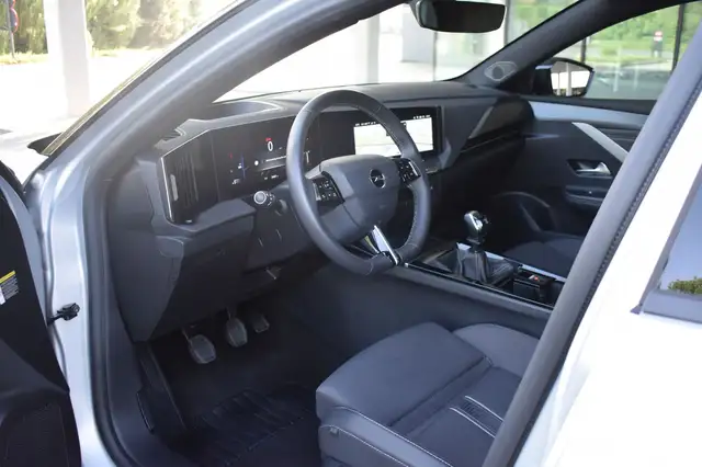Opel Astra view 12
