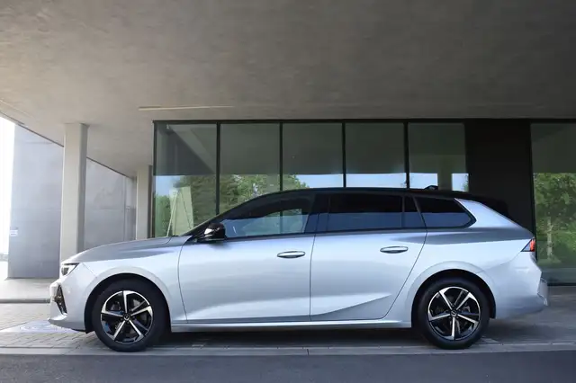 Opel Astra view 4
