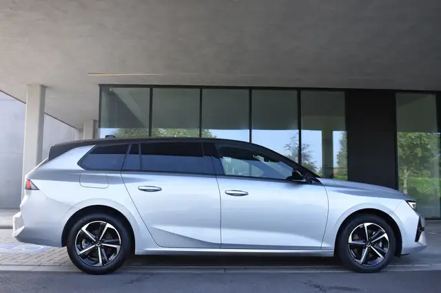 Opel Astra view 3