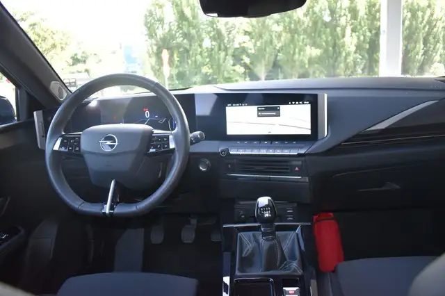 Opel Astra view 7