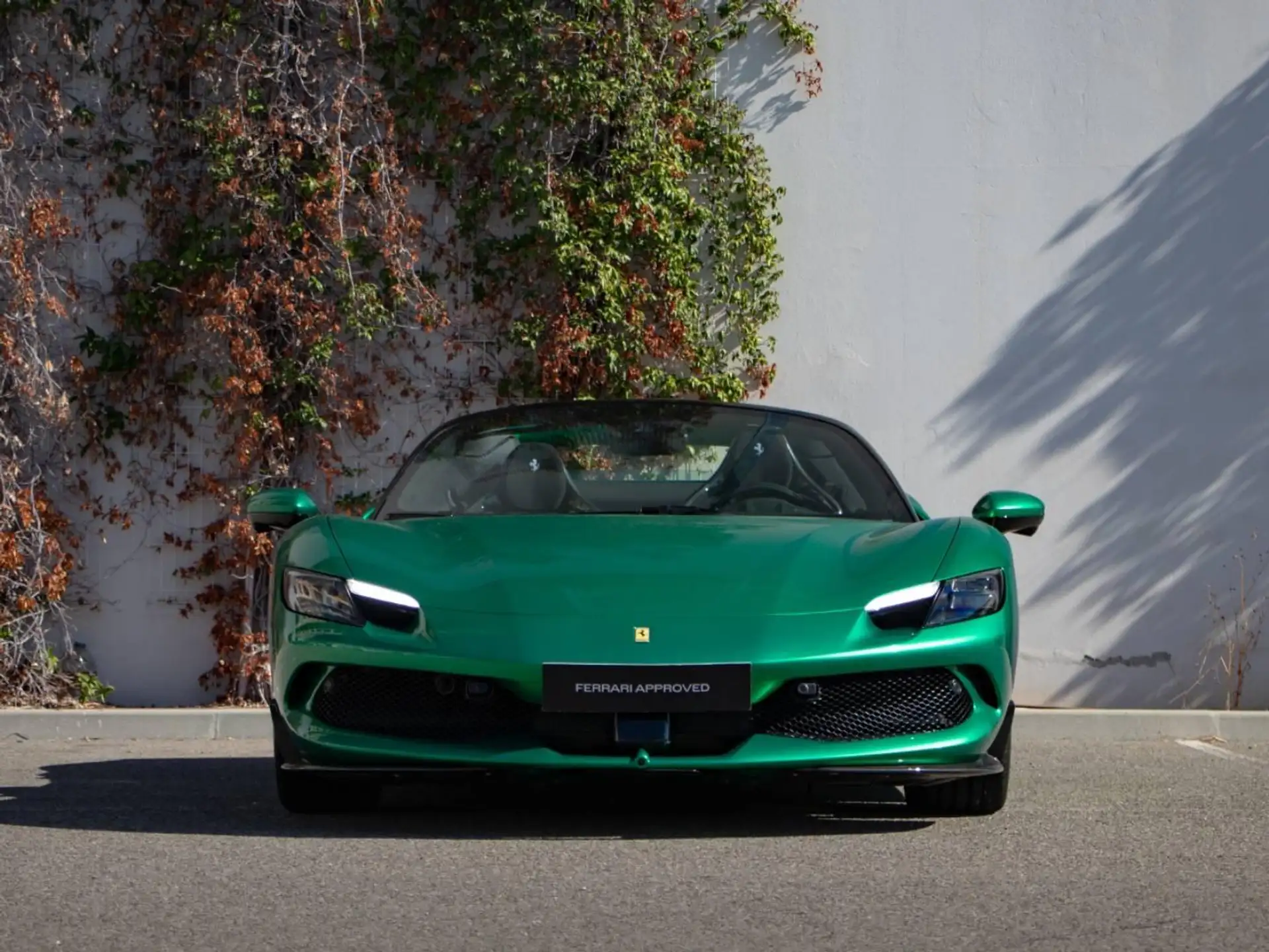 페라리 296 GTS 2024 초록 사진 2