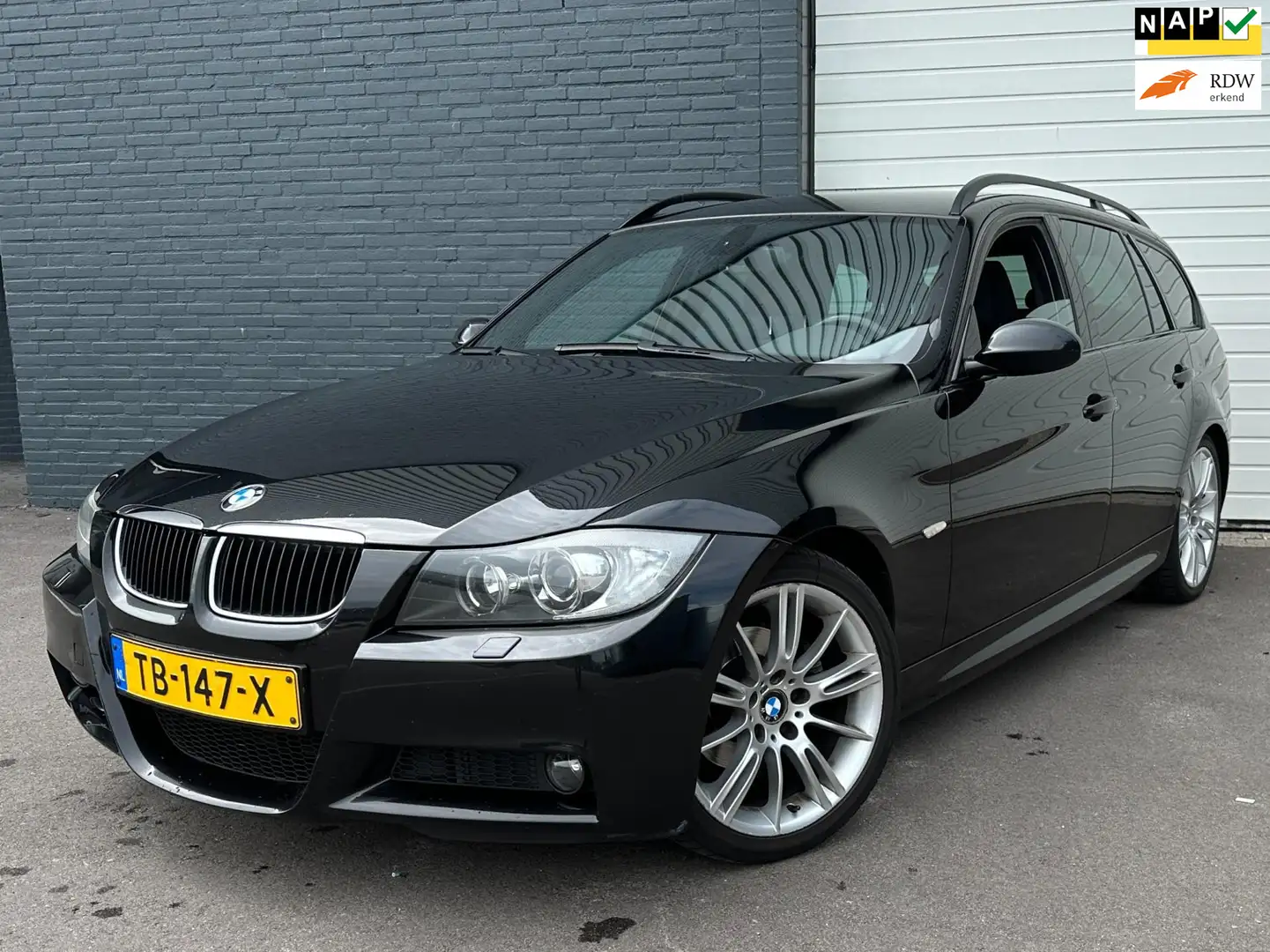 BMW 320 3-serie Touring 320i M-PAKKET/NWEAPK/VOLO-H/ALCANT Zwart - 1