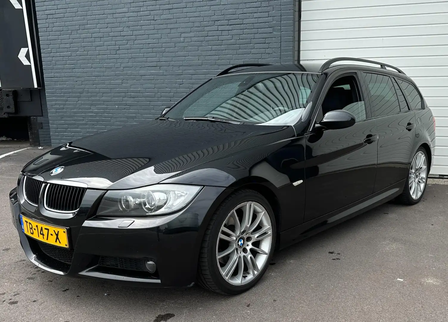 BMW 320 3-serie Touring 320i M-PAKKET/NWEAPK/VOLO-H/ALCANT Zwart - 2