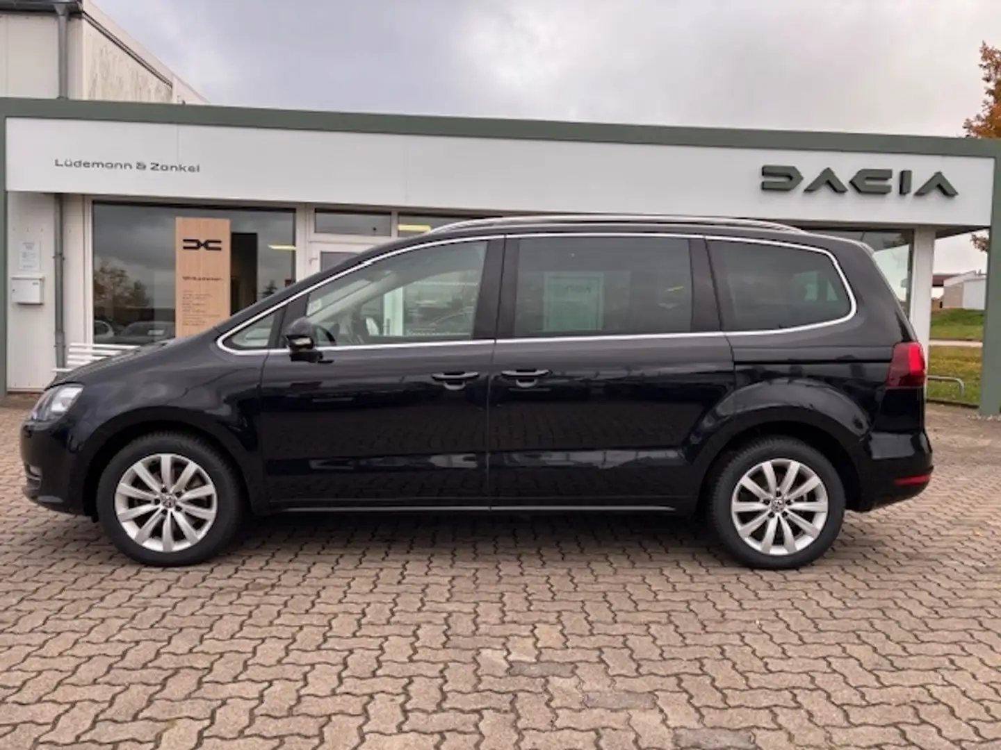 Volkswagen Sharan 1.4 TSI Highline Navi AHK Panoramadach Schwarz - 2