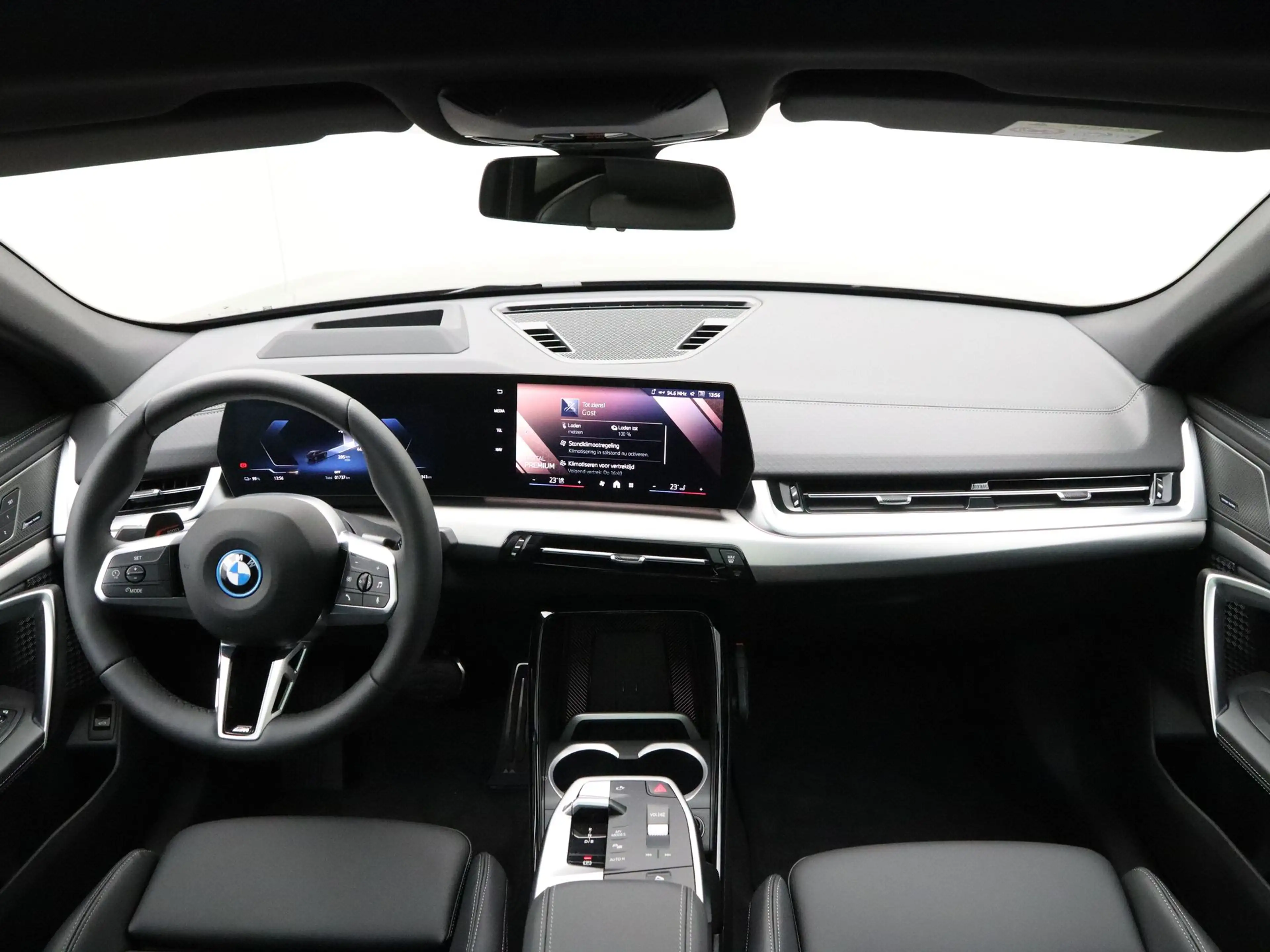 BMW iX2 eDrive20 67 kWh M Sport Edition - 21" M Performanc — photo 13
