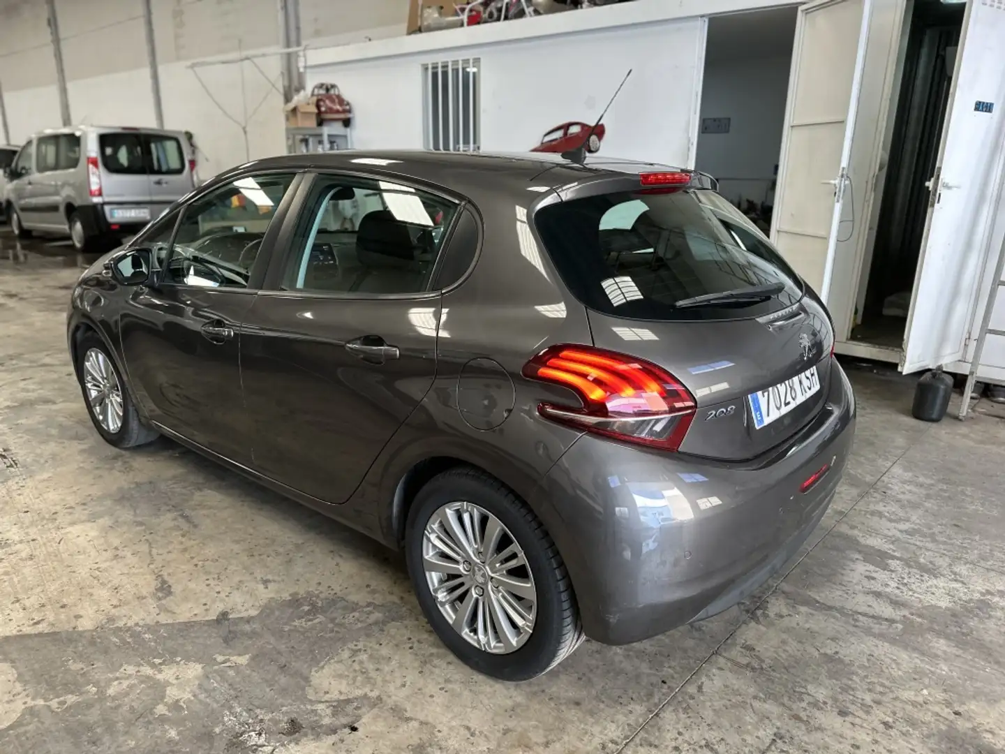Peugeot 208 1.2 PureTech S&S Signature 82 Gris - 2