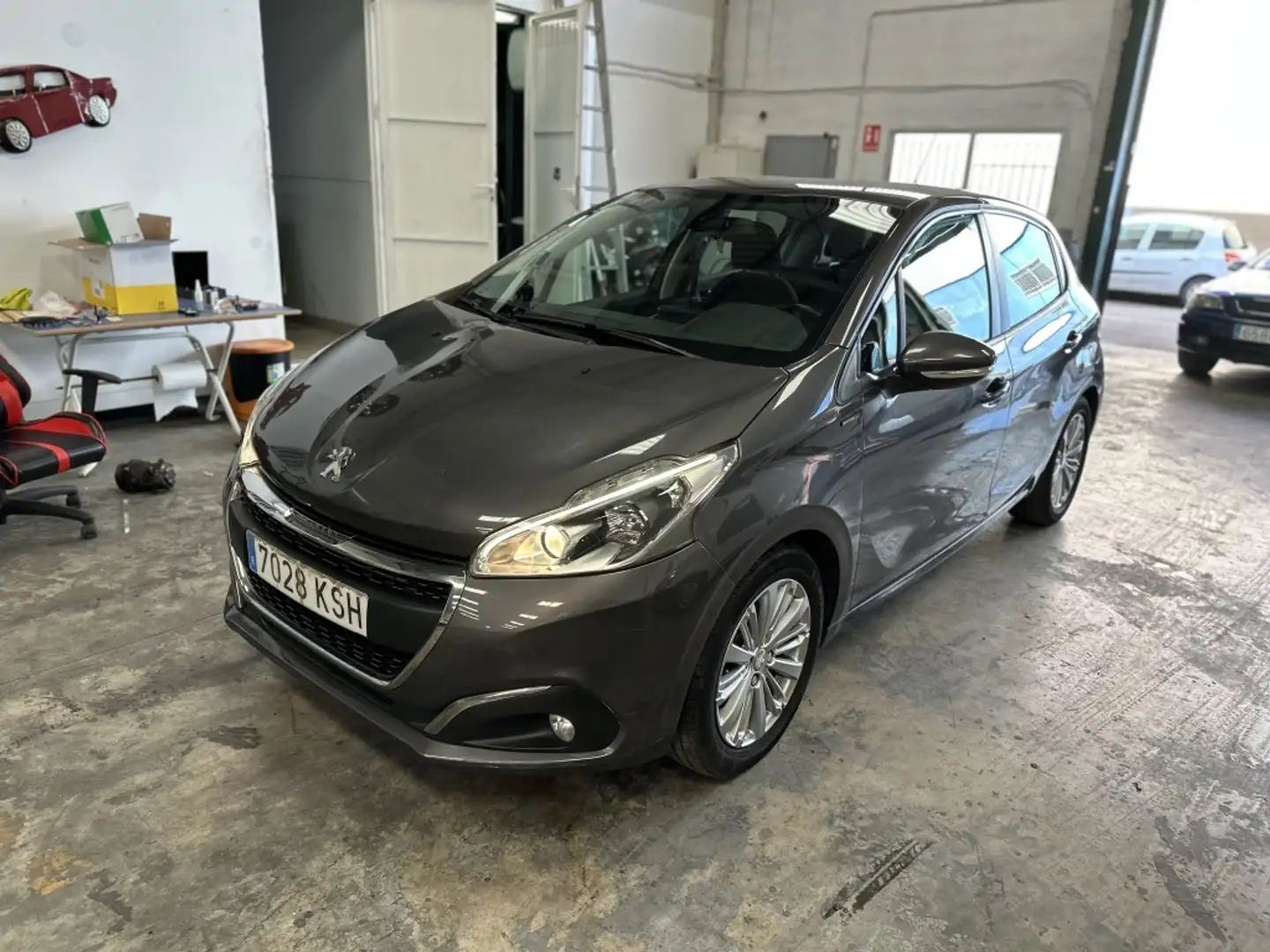 Peugeot 208 1.2 PureTech S&S Signature 82 Gris - 1