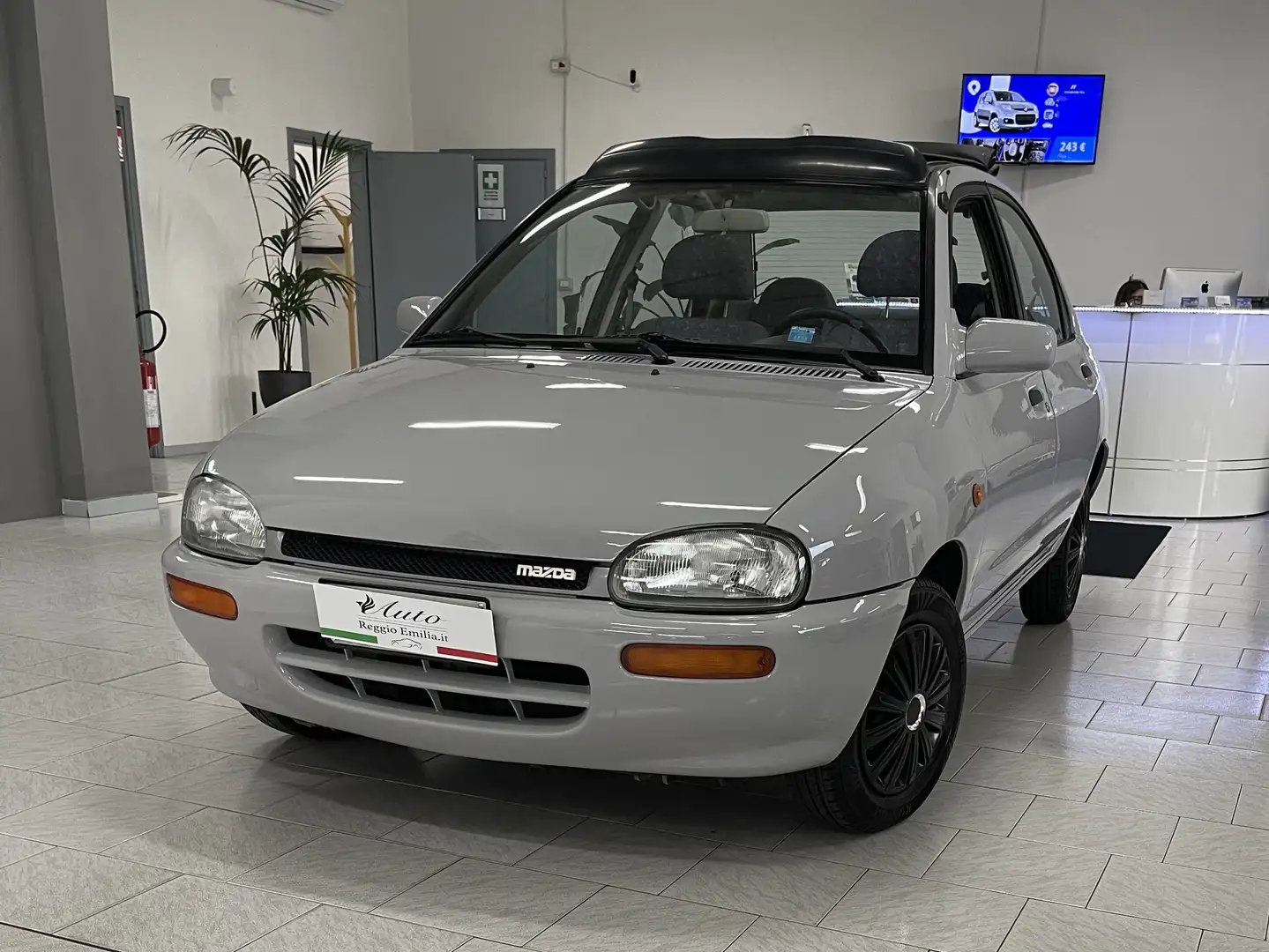 Mazda 121 Cabrio 1.3i 16v Top LX cat. Grijs - 1