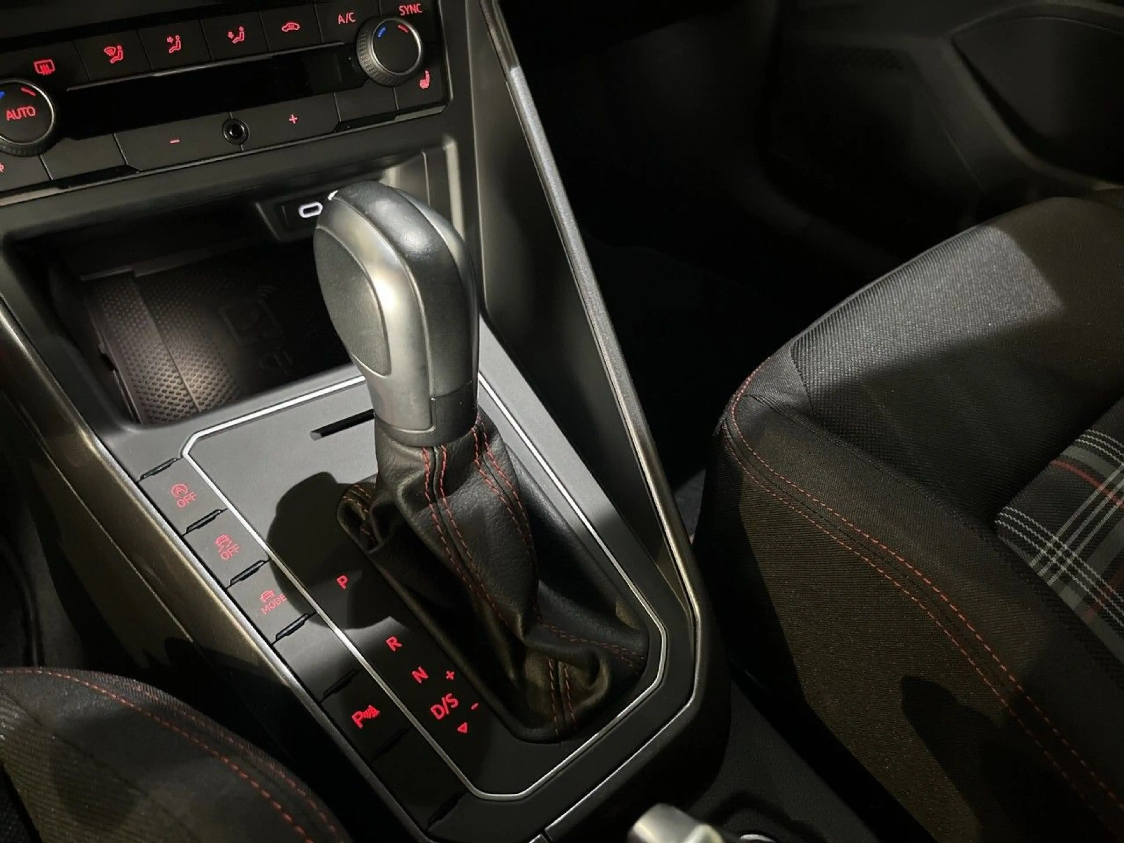 Volkswagen Polo GTI 2.0 TSI DSG NAV ACC RFK LED Klima Navi — photo 9