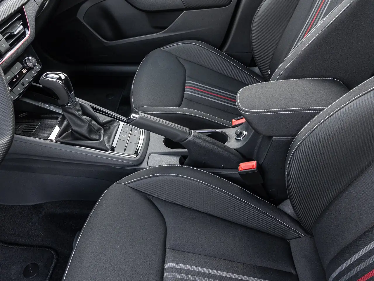 Skoda Kamiq 1.5 TSI DSG Monte Carlo AHK PANO LED PDC 16
