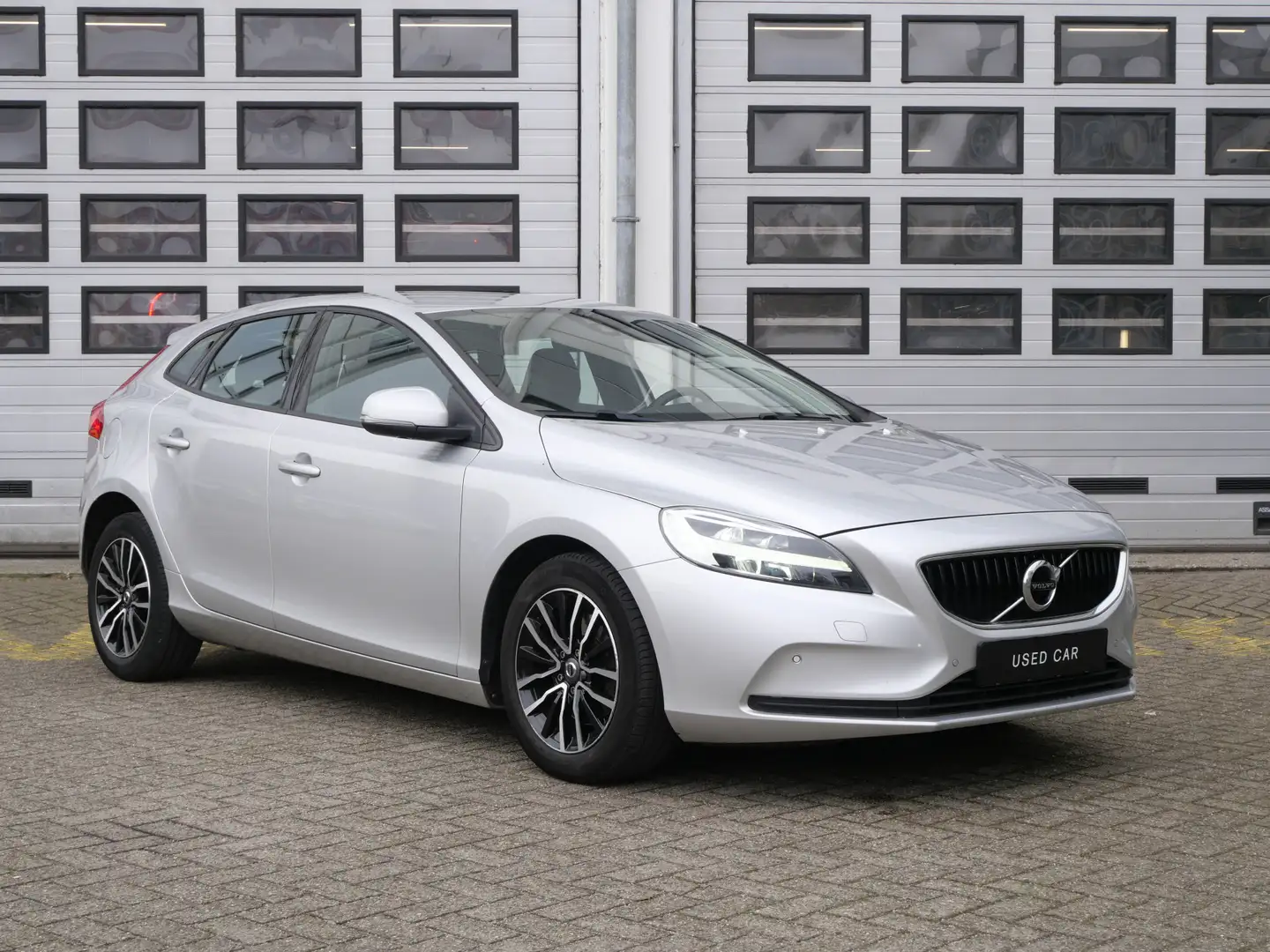 Volvo V40 2.0 T2 Inscription | Leder | BLIS | PDC Grijs - 1